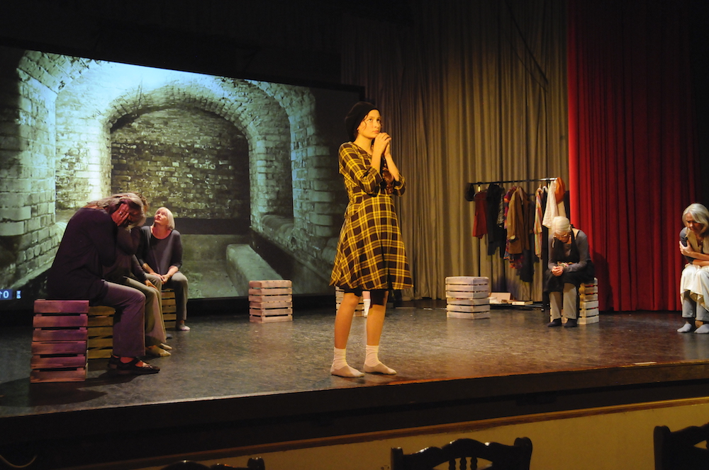 Mädchen betet im Luftschutzkeller